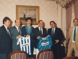 Firma del contrato de patrocinio de la Real Sociedad de Fútbol por parte de la empresa Niessen en Oiartzun (Gipuzkoa). En la imagen, de izquierda a derecha, Patxi Rekondo -director comercial de Niessen-, Imanol Elorriaga -presidente de Niessen-, Jesus Mari Zamora -jugador de la Real Sociedad-, Mikel Iraeta -gerente de Niessen e Iñaki Alkiza -presidente de la Real Sociedad-