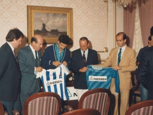 Firma del contrato de patrocinio de la Real Sociedad de Fútbol por parte de la empresa Niessen en Oiartzun (Gipuzkoa). En la imagen, de izquierda a derecha, Patxi Rekondo -director comercial de Niessen-, Imanol Elorriaga -presidente de Niessen-, Jesus Mari Zamora -jugador de la Real Sociedad-, Mikel Iraeta -gerente de Niessen- e Iñaki Alkiza -presidente de la Real Sociedad-