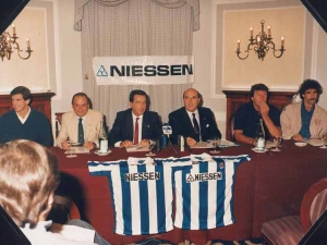 Presentación del patrocinio de la Real Sociedad de Fútbol por parte de la empresa en Oiartzun (Gipuzkoa). De izquierda a derecha, Luis Miguel Arconada -portero de la Real Sociedad-, Mikel Iraeta - gerente de Niessen-, Iñaki Alkiza -presidente de la Real Sociedad-, Imanol Elorriaga -presidente de Niessen-, John Benjamin Toshack -entrenador de la Real Sociedad y Jesus Mari Zamora -jugador de la Real Sociedad-