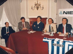 Presentación del patrocinio de la Real Sociedad de Fútbol por parte de la empresa en Oiartzun (Gipuzkoa). De izquierda a derecha,con corbata roja Patxi Rekondo -director comercial de Niessen-, Luis Miguel Arconada -portero de la Real Sociedad-, Mikel Iraeta - gerente de Niessen- e Iñaki Alkiza -presidente de la Real Sociedad-