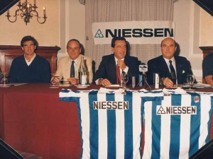 Presentación del patrocinio de la Real Sociedad de Fútbol por parte de la empresa en Oiartzun (Gipuzkoa). De izquierda a derecha, Luis Miguel Arconada -portero de la Real Sociedad-, Mikel Iraeta - gerente de Niessen-, Iñaki Alkiza -presidente de la Real Sociedad- e Imanol Elorriaga -presidente de Niessen-