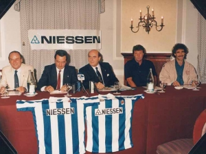 Enpresak Oiartzunen (Gipuzkoa) Real Sociedad de Futbol elkarteak emandako babesaren aurkezpena. Ezkerretik eskuinera, Mikel Iraeta Niessen kudeatzailea, Iñaki Alkiza - Real Sociedadeko presidentea, Imanol Elorriaga Niessen lehendakaria, John Benjamin Toshack Real Sociedad eta Jesus Mari Zamora Real Sociedadeko jokalaria