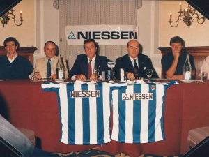 Presentación del patrocinio de la Real Sociedad de Fútbol por parte de la empresa en Oiartzun (Gipuzkoa). De izquierda a derecha, Luis Miguel Arconada -portero de la Real Sociedad-, Mikel Iraeta -gerente de Niessen-, Iñaki Alkiza -presidente de la Real Sociedad-, Imanol Elorriaga -presidente de Niessen- y John Benjamin Toshack -entrenador de la Real Sociedad