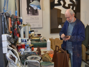 El artista Iñigo Arregi en el taller