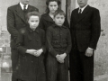 ASISTENTES AL ACTO FUNEBRE EN LA IGLESIA DE MUTRIKU EN HONOR A LOS 7 MARINEROS DESAPARECIDOS EN EL BARCO PESQUERO "KULIXKA" EN LA MADRUGADA DEL 29 DE DICIEMBRE DE 1945. (Foto 3/9)