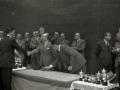 AUTORIDADES CIVILES ENTREGANDO TROFEOS A DIVERSAS PERSONALIDADES DEL MUNDO DE LA PELOTA. (Foto 1/10)