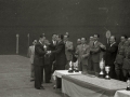 AUTORIDADES CIVILES ENTREGANDO TROFEOS A DIVERSAS PERSONALIDADES DEL MUNDO DE LA PELOTA. (Foto 2/10)