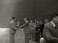 AUTORIDADES CIVILES ENTREGANDO TROFEOS A DIVERSAS PERSONALIDADES DEL MUNDO DE LA PELOTA. (Foto 3/10)