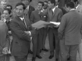 El alcalde Reyes Korkostegi mostrando los planos a Eulogio Salmerón