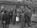 El alcalde Reyes Korkostegi mostrando los planos a Eulogio Salmerón y Juan María Araluce