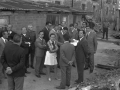 El alcalde Reyes Korkostegi mostrando los planos a Eulogio Salmerón y Juan María Araluce