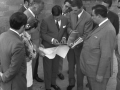 El alcalde Reyes Korkostegi mostrando los planos a Eulogio Salmerón y Juan María Araluce