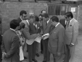 El alcalde Reyes Korkostegi mostrando los planos a Eulogio Salmerón y Juan María Araluce