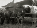 AVIONETA CON SUS PILOTOS EN EL HIPODROMO DE LASARTE. (Foto 4/5)