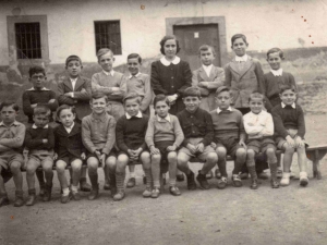 Eskolako mutikoak 1943-44 ikasturtean.