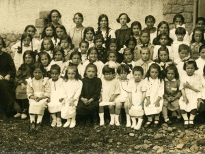 Eskolako neskatoak 1923-24 ikasturtean.