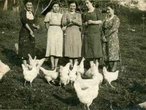 Ormaiztegiko neska taldea oiloekin.