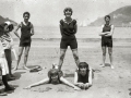 BAÑISTAS POSANDO EN TRAJE DE BAÑO EN LA PLAYA DE LA CONCHA. (Foto 1/4)