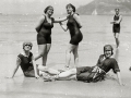 BAÑISTAS POSANDO EN TRAJE DE BAÑO EN LA PLAYA DE LA CONCHA. (Foto 2/4)