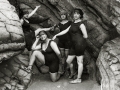 BAÑISTAS POSANDO EN TRAJE DE BAÑO EN LA PLAYA DE LA CONCHA. (Foto 3/4)