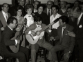 BANQUETE HOMENAJE AL TORERO MANUEL BENITEZ "EL CORDOBES" EN EL BAR MENDIZABAL DE LA CALLE SAN FRANCISCO Nº24. EL CORDOBES TOCANDO LA GUITARRA. (Foto 1/4)