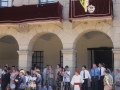 Udalbatzaren soka-dantza. Udalbatza Udaletxetik ateratzen