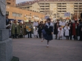 Dantzari txikia San Martineko estatua aurrean dantzan