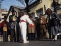 Kofradieko partaideak eta bi dantzari txiki musika kioskoan dantzan