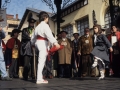 Kofradieko partaideak eta bi dantzari txiki musika kioskoan dantzan