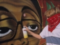 Graffitiak egiten.