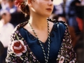 Neska eskualde-jantziarekin