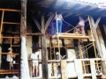 Auzolandegietako gazteak patioko galerian lanean (eskaneatuta).