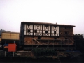 Auzolandegietako gazteak iparraldeko fatxada zaharberritu eta gero andamioa kentzen (eskaneatuta).