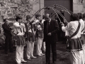 Eli Galdos pasando bajo de los arcos de los dantzaris