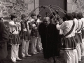 Imanol Murua pasando bajo de los arcos de los dantzaris