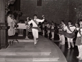 Dantzaris bailando en el interior de una iglesia