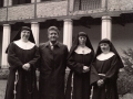 Grupo de personas, entre ellas varias religiosas