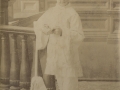 Bernardino Elosegi mutikoaren estudio-argazkia