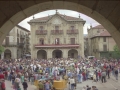 Gente disfrazada en la plaza de los Fueros, festejando el día Bixamon de Rosario