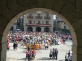 Gente disfrazada en la plaza de los Fueros, festejando el día Bixamon de Rosario