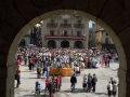 Gente disfrazada en la plaza de los Fueros, festejando el día Bixamon de Rosario