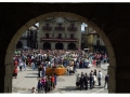 Gente disfrazada en la plaza de los Fueros, festejando el día Bixamon de Rosario