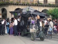 Carroza y gente disfrazada en la plaza de los Fueros, el día Bixamon de Rosario