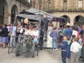 Carroza y gente disfrazada en la plaza de los Fueros, el día Bixamon de Rosario