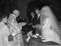 Los novios en el momento de colocarse las alianzas