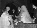 Los novios en el momento la entrega de las arras