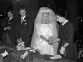 Los novios en el momento la entrega de las arras