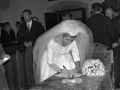 La novia firmando el acta matrimonial