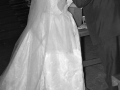 La novia saludando a uno de los invitados