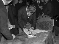 El novio firmando el acta matrimonial